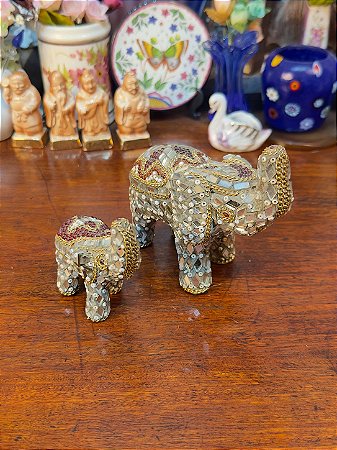 Par de Esculturas de Elefantes Indianos em Mosaico de Espelhos e Miga.