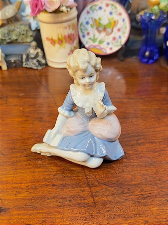 Estatueta em Porcelana Alemã Lippelsdorf - Dama Reclinada Com Livro