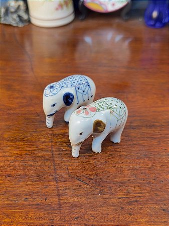 Par de Miniaturas de Elefantes em Porcelana Pintadas à Mão