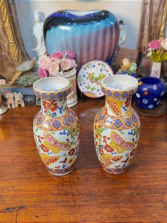 Par de pequenos Vasos em Porcelana Japonesa Satsuma.