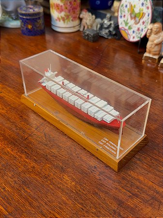 Miniatura de Navio Porta-Contêineres Alemão Hamburg Süd.