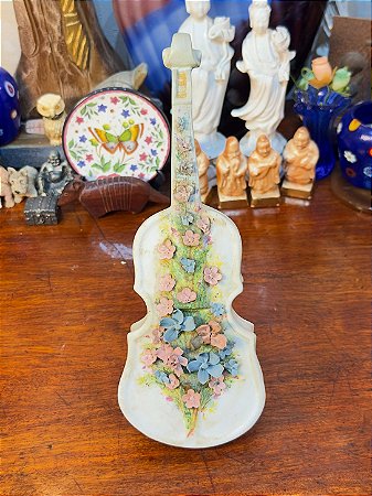 Escultura Antiga de Violino de Mesa em Porcelana Fria.
