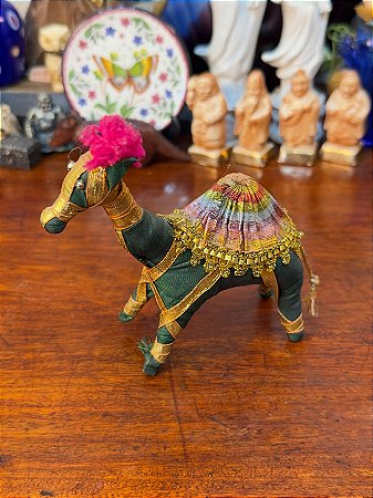 Escultura Antiga em Tecido e Passamanaria Camelo.