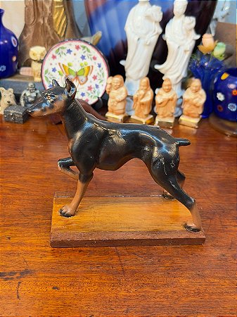 Escultura Antiga Doberman em Resina sobre Base de Madeira.