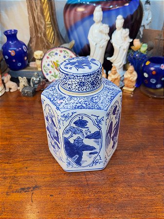 Potiche Hexagonal em Porcelana Oriental Azul e Branca.