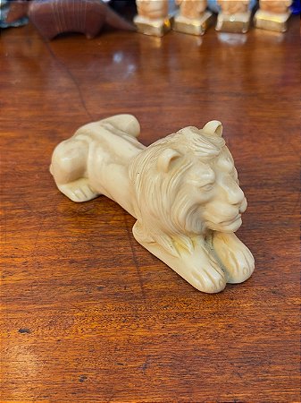 Escultura Antiga Leão em Resina – Tom Marfim.