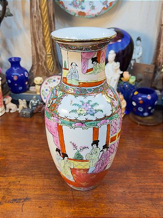 Vaso em Porcelana Chinesa Família Rosa IV – Cenas Palacianas.