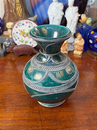Antigo Vaso em Cerâmica com Aplicações em Metal.