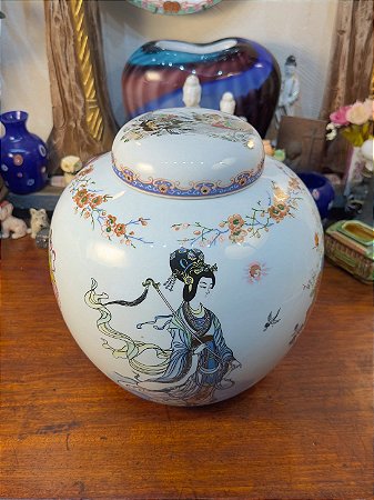 Antigo Pote Ginger Jar em Porcelana Chinesa – Figuras e Pavões