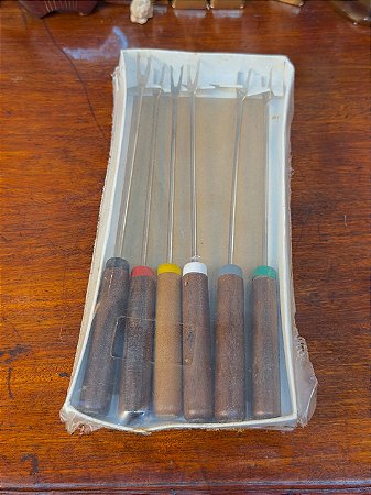 Antigo Jogo de Espetos para Fondue com cabo em Madeira.