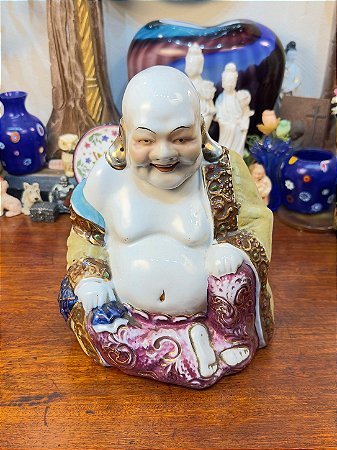 Escultura Antiga Buda Sorridente em Porcelana Oriental.