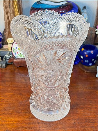 Vaso Antigo em Cristal Lapidado com Borda Festonada