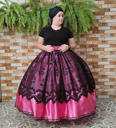 Saia de renda preta com forro rosa