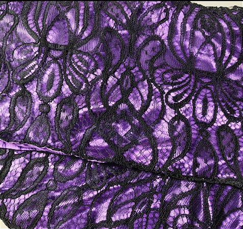 Pano de cabeça de renda preta com forro roxo