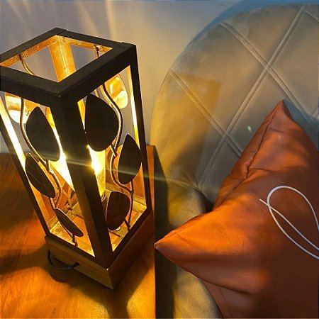 Luminária rústica em ferro e madeira