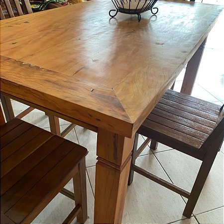 Mesa de jantar em  madeira