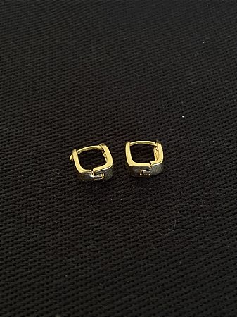 ARGOLA RETANGULAR PEQUENA BANHADA A OURO 18K