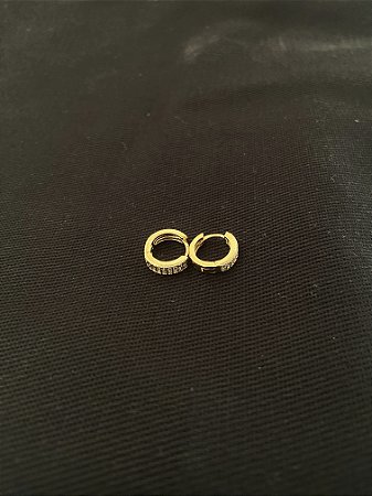 ARGOLA CRAVEJADA PEQUENA CRISTAL BANHADA A OURO 18K