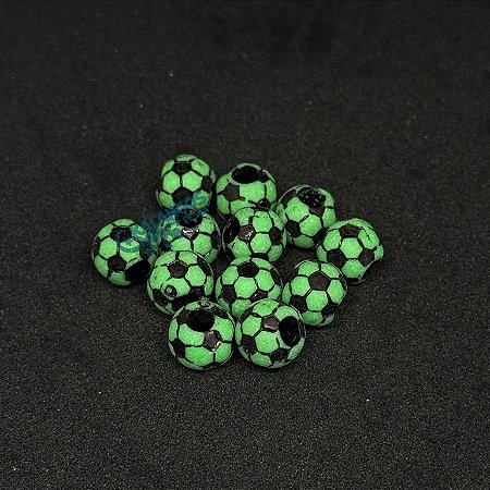 Miçanga bolinha de futebol verde com preto da Kalangos (10 unidades)