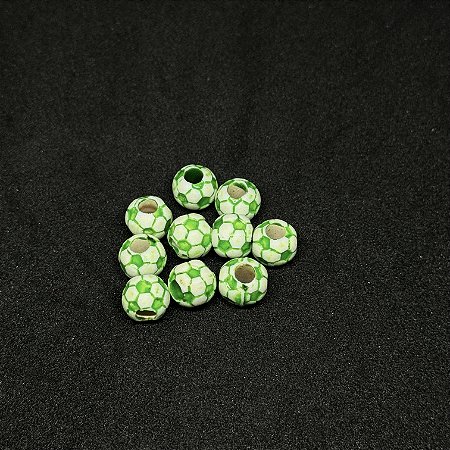 Miçanga bolinha de fut branca com gomo verde da Kalangos