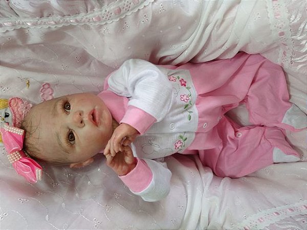 Bebê reborn menina,  com 48 cm e 1,65 kg aproximadamente. Cabelos pintados, enraizados no topo (combo)