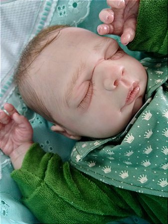 Bebê reborn menino, olhos fechados, parte cabelinhos pintados e parte implantados (combo)