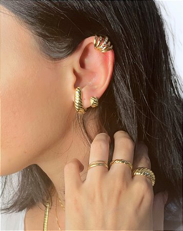 BRINCO CROISSANT EAR HOOK FOLHEADO A OURO 18K.