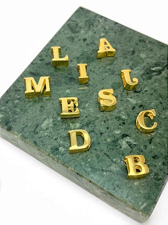 PINGENTE DE LETRA LISA PASSANTE  " C" FOLHEADO A OURO 18K.