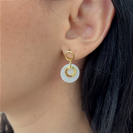 BRINCO BASE CIRCULO VAZADO MADRE PEROLA BANHADO A OURO 18K.