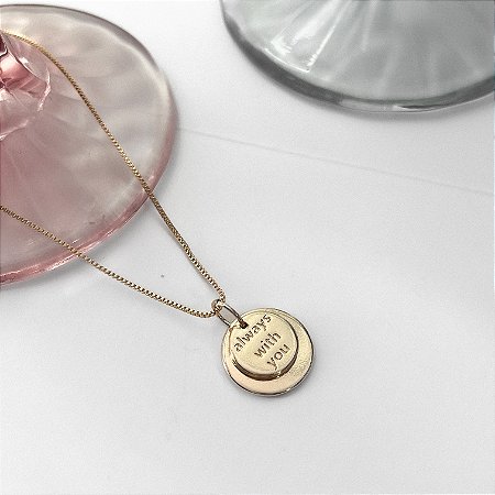 COLAR PERSONALIZADO MEDALHA COM LETRA E MEDALHA COM  FRASE  BANHADO A OURO 18K.