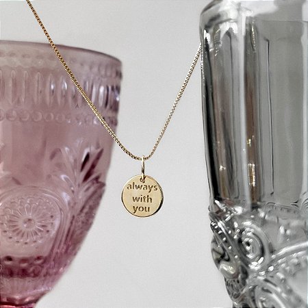 COLAR MEDALHA COM FRASE  "ALWAYS WITH YOU/ SEMPRE COM VOCÊ"   BANHADO A OURO 18K.