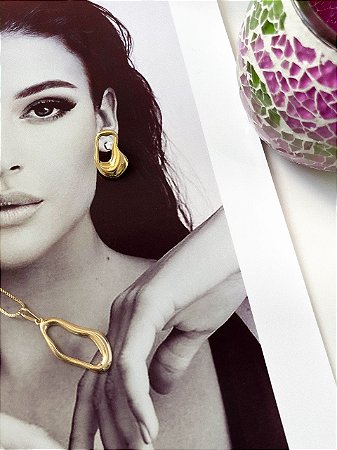 PINGENTE ORGANICO BANHADO A OURO 18K.