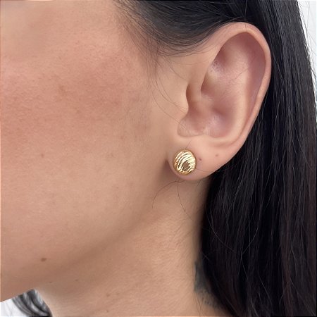BRINCO MEIA BOLA TRABALHADO ONDULADO BANHADO A OURO 18K.