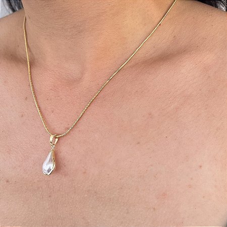 PINGENTE GOTA DE PÉROLA COM BORDA LISA BANHADO A OURO 18K.