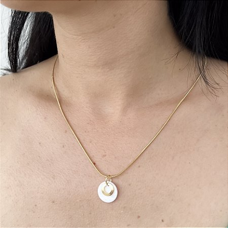 PINGENTE MADRE PEROLA REDONDA + CIRCULO ESTAMPADO BANHADO A OURO 18K.