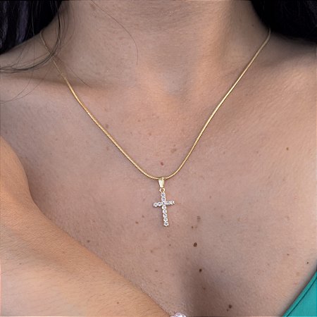PINGENTE CRUZ COM ZIRCONIAS  BANHADO A OURO 18K.