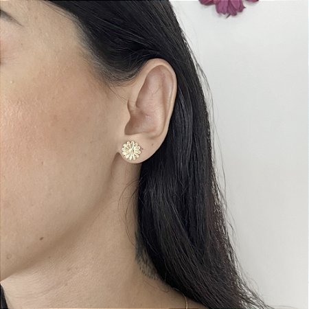 BRINCO MARGARIDA COM DETALHES EM RELEVO 1CM BANHADO A OURO 18K.