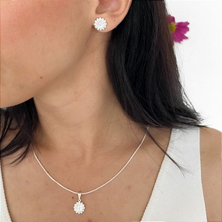 BRINCO MARGARIDA COM DETALHES EM RELEVO 1CM BANHADO A PRATA.