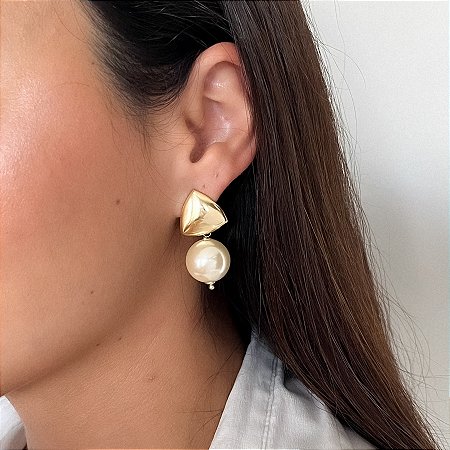 BRINCO PÉROLA MODERNO BANHADO A OURO 18K.