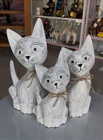 Trio de gatos em madeira