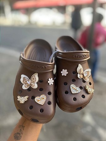 Crocs borboleta luxo