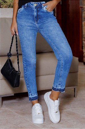 Calça Jeans Cropped Com Barra Desmanchada Revanche
