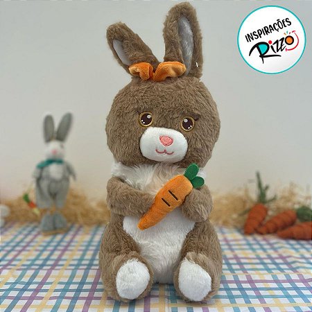 Coelho de Pelúcia Marrom Sentado Segurando Cenoura - 38cm - 1 unidade - Rizzo