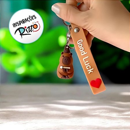 Chaveiro Good Luck Capivara Segurando Utensílio Branco - 5cm - 1 unidade - Rizzo