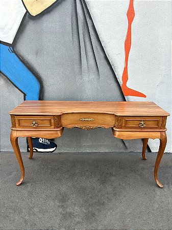 Escrivaninha Clássica em Madeira com Pés Cabriolet e Detalhes Entalhados