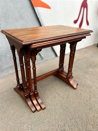 Conjunto de Mesinhas Ninho em Madeira Maciça - Estilo Clássico