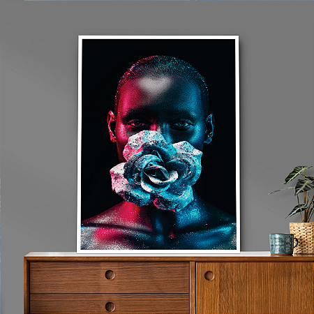 Quadro Decorativo Rosto Feminino com Flor Azul Fundo Preto
