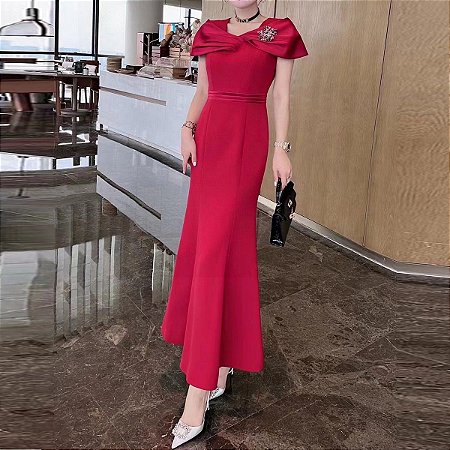 Vestido xale plissado cruzado com corpete de strass