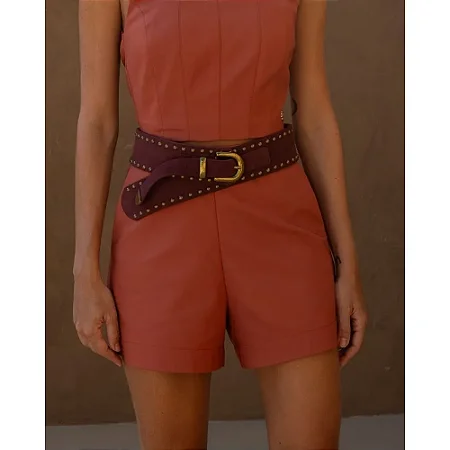 Cinto de Couro com Tachas e Fivela Dourada