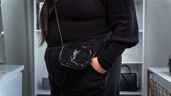 YVES SAINT LAURENT MONOGRAM BLOGGER BAG EM VERNIZ PRETO COM PAETÊS